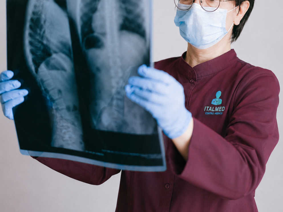 Tecnologa medica Italmed orientando examenes en Puente Alto
